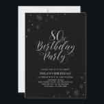 シルバーとブラック |シックモダン80th誕生日パーティー 招待状<br><div class="desc">この銀祝のパーティの招待状で特別な日をスタイリッシュ過ごそう。このデザインはシックなシルバータイポグラフィ「80th Birthday Party」と輝くグラフィックを備えている。背景色は黒に設定されているが、感じ自由に変更してパーティーテーマに合わせる。私のショップBaraBomDesignでは、より多くの誕生日招待状とパーティー用品が利用可能である。</div>