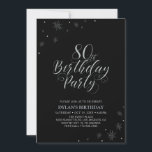シルバーとブラック |シックモダン80th誕生日パーティー 招待状<br><div class="desc">この銀祝のパーティの招待状で特別な日をスタイリッシュ過ごそう。このデザインはシックなシルバータイポグラフィ「80th Birthday Party」と輝くグラフィックを備えている。背景色は黒に設定されているが、感じ自由に変更してパーティーテーマに合わせる。私のショップBaraBomDesignでは、より多くの誕生日招待状とパーティー用品が利用可能である。</div>