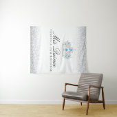 シルバーとブルーのキンセアニエラ フォトブース タペストリー (インサイチュ(横))