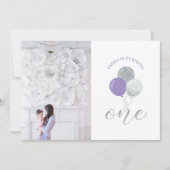 シルバーと紫のバルーン |女の子の最初の誕生日パーティー 招待状 (正面)