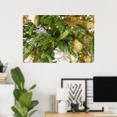 シルバーと金ゴールドクリスマスツリーIホリデー ポスター (ホームオフィス)