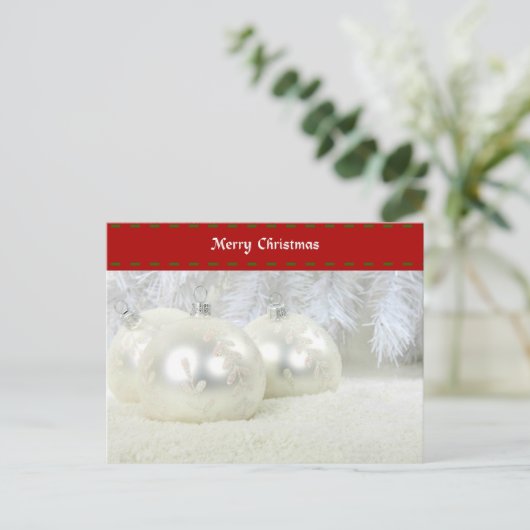 シルバーのオーナメントと雪でクリスマスを楽しむ ポストカード (スタンド正面)