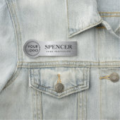 シルバーのグラデーション追加ロゴのビジネススタッフの従業員 名札 (インサイチュ)