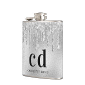 シルバーのグリッターが黒のモノグラム名を滴らせる フラスク (左)