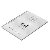 シルバーのモノグラムイニシャルビジネスロゴ ノートブック (左側)