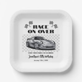 シルバーのレースカーモダンでレースを行う ペーパープレート