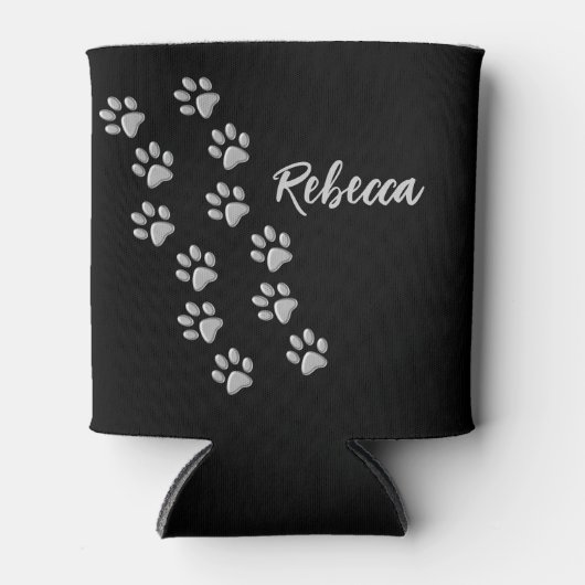 シルバーの犬の足黒背景プリントパターン 缶クーラー (正面)