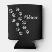 シルバーの犬の足黒背景プリントパターン 缶クーラー (裏面)