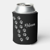 シルバーの犬の足黒背景プリントパターン 缶クーラー (缶裏面)