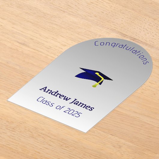 シルバーの青い卒業式キャップ – おめでとう アクリル招待状 (レイダウン)