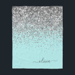 シルバーアクアティールブルーガーリーグリッターのモノグラム フリースブランケット<br><div class="desc">シルバーとアクアティールブルーの偽の輝きグリッターのモノグラムの名前とイニシャルが付いたフリースブランケット。 これは、豪華で洗練されたスタイルが好きな人への、16歳の誕生日、結婚式、結婚前のお披露目、結婚記念日、ベビーシャワー、または独身パーティーのプレゼントに最適です。</div>