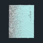 シルバーアクアティール（緑がかった色）ブルーガーリーグリッターモノグラム フリースブランケット<br><div class="desc">銀とアクアティール（緑がかった色）ブルーフェイクスパークルグリッターモノグラム名とイニシャルフリースブランケット。これは、最高の甘い16歳の誕生日、結婚ブライダルシャワー、記念日、赤ちゃんシャワーまたはバチェロレッテギフトを作る誰かがグラームの豪華さとシックなスタイルを愛する。</div>