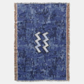 シルバーアクエリアス〔占星術の〕十二宮図サインネイビーブルーデジタル迷彩柄 スローブランケット (正面縦)