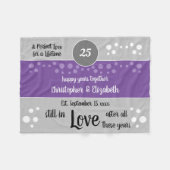 シルバーアニバーサバーパープルとグレーがまだ恋に残っている フリースブランケット (正面(横))