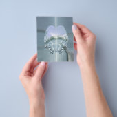 シルバーウイング包まれたアのまわりにハート チラシ (手)