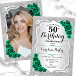 シルバーエメラルドグリーンフォト50誕生日 招待状<br><div class="desc">エレガントフローラ50歳の誕生日の招待状とカードの後ろの写真。グラムデザインフェイクグリッター銀。シルバーのストライプバラ、エメラルドグリーンのフォント、紙吹雪。大人スタイリッシュのお祝いパーティーに最適。独自の詳細でパーソナライズどんなカスタマイズ年でもいい！印刷されたZazzle招待状または即時ダウンロードのデジタル印刷可能なテンプレート。</div>