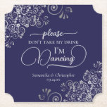 シルバーエレガントとネイビーは飲み物を飲み結婚ない ペーパーコースター<br><div class="desc">こ結婚のコースターエレガントはスタイリッシュおもしろいだ！シルバーグレーとネイビーのブルーの美しいデザインを備えモダン、スクリプトレタリングと繊細なホイルフェイクカールとコーナーの渦巻きを備えている。文字読「飲み物を飲まないで欲しい、私は踊りだ」とカップルの名前と下のデートの宇宙を付け結婚て。お客素晴らし様への思い出や、待ち合わせスタッフに飲み物を知らせるための実用的な澄ん方法も用意！</div>