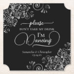 シルバーエレガントとブラックは飲み物を飲み結婚ない ペーパーコースター<br><div class="desc">こ結婚のコースターエレガントはスタイリッシュおもしろいだ！シルバーグレーとブラックの美しいデザインを備えモダン、スクリプトレタリングと繊細なフェイクフォイルのカールとコーナーの渦巻きを備えている。文字読「飲み物を飲まないで欲しい、私は踊りだ」とカップルの名前と下のデートの宇宙を付け結婚て。お客素晴らし様への思い出や、待ち合わせスタッフに飲み物を知らせるための実用的な澄ん方法も用意！</div>