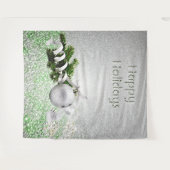 シルバーオーナメントホワイトリボンのクリスマスの背景 タペストリー (正面(横))