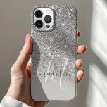 シルバーガーリーグリッターモノグラム名 iPhone 12ケース<br><div class="desc">銀ガーリーグリッターモノグラム名大文字。このデザインはグリッターのテクスチャーフェイクでアクセントを付ける。このカスタムデザインを自分の名前とモノグラムイニシャルでパーソナライズする。</div>
