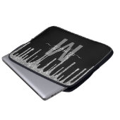 シルバーガーリードリップグリッターモノグラム名 ラップトップスリーブ (正面下部)