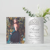 シルバーグリッターのメタリック写真ティアラ スウィート16 招待状 (スタンド正面)