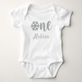 シルバーグリッターウィンタースノーフレークファースト誕生日 ベビーボディスーツ (正面)