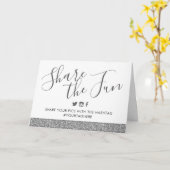 シルバーグリッターウェディングパーティーのハッシュタグの署名テーブル カード (黄色い花)