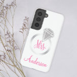 シルバーグリッターグラムリングや輪ミセス・ブライドイニシャル名 SAMSUNG GALAXY S22ケース<br><div class="desc">そしてエレガント、実用的なサムスンのケースは、ピンクのスクリプトレタリングで"ミセス"という単語と銀とグリッターのダイヤモンドリングで印刷された。メッセージまたは名前を追加。</div>