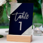 シルバーグリッタースクリプトnavy blue table number テーブルナンバー<br><div class="desc">カスタマイズ可能なネイビー青バラ金ゴールドグリッターカラーブロックの銀のタイポグラフィフェイク、銀の幾何学的なストライプシックなテーブ結婚ル番号のビーチ結婚式に最適なエレガント、、</div>