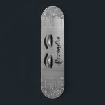 シルバーグリッタースパークルまつげモノグラム名 スケートボード<br><div class="desc">銀フォイルフェイクメタリックスパークルグリッターブラッシュメタルモノグラム名とイニシャルまつ毛(まつげ)、まつ毛のエクステンションと目のスケートボード。これは、トレンディースタイルの誰かの彼女の結婚部屋のための完璧な甘い16歳の誕生日、ブライダルシャワー、記念日、赤ん飾だシャワーやバチェロレッテギフトクールを作る。</div>