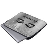 シルバーグリッタースパークルまつげモノグラム名 ラップトップスリーブ (正面下部)