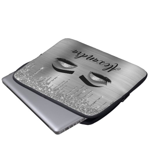 シルバーグリッタースパークルまつげモノグラム名 ラップトップスリーブ (正面下部)