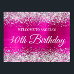 シルバーグリッターホットピンクフォイル30th Birthday Welcome ポスター<br><div class="desc">全エレガントモダン型の書モダン字スタイルフォント。あなたの友人のための独自の30th誕生日パーティーお祝い歓迎サイン24x18ポスターを作成する。他のマイルストーンの誕生日は利用可能だが、システム内の作成者の要求に応答できる。背景には、明るい赤紫色フェイク、マゼンダ色およびホットピンク色のブラシ付き金属箔デジタルアートグラフィックを備えた上縁にスパークリーな銀グラデーション色のグリッターが付いている。光り輝き、グリッター、輝きはすべて、写真のようなプリントを持つデジタルグラフィックスで作成される。</div>