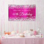 シルバーグリッターホットピンクフォイル40th Birthday Welcome 横断幕<br><div class="desc">全エレガントモダン型の書モダン字スタイルフォント。40歳の誕生日パーティーお祝い歓迎サインを作成する。背景には、明るい赤紫色フェイク、マゼンダ色およびホットピンク色のブラシ付き金属箔デジタルアートグラフィックを備えた上縁にスパークリーな銀グラデーション色のグリッターが付いている。光り輝き、グリッター、輝きはすべて、写真のようなプリントを持つデジタルグラフィックスで作成される。</div>