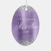 シルバーグリッターライトパープルフォイル私たちの最初のクリスマス メタルオーナメント (正面右)