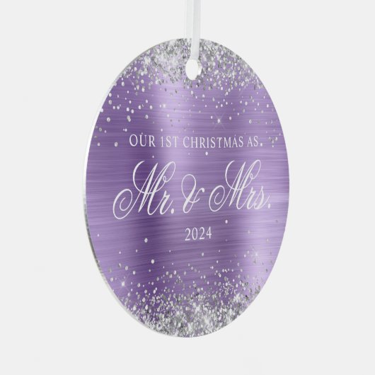 シルバーグリッターライトパープルフォイル私たちの最初のクリスマス メタルオーナメント (正面右)