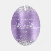 シルバーグリッターライトパープルフォイル私たちの最初のクリスマス メタルオーナメント (正面左)