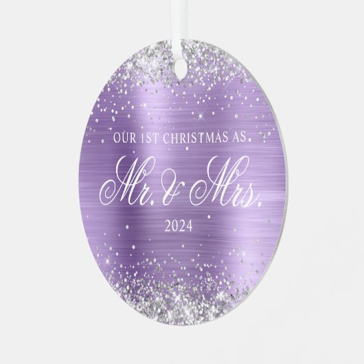 シルバーグリッターライトパープルフォイル私たちの最初のクリスマス メタルオーナメント (正面左)