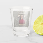 シルバーグリッター写真20th誕生日の追加の名前の日付 ショットグラス (裏面)