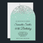 シルバーグリッター ライトターコイズ フォト 40歳の誕生日 招待状<br><div class="desc">彼女のための豪華なモノグラムの40歳の誕生日招待状。
偽の輝くシルバーのグリッターがライトターコイズの背景にきらきらと輝く。
サンプル写真を誕生日の女性に置き換えて。
このモダンで女の子らしいデザインのきらきらするグリッターのデジタルアート要素は、写真のように印刷される画像である。</div>