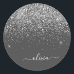シルバーグレイガーリーグリッタースパークルモノグラム名 ラウンドシール<br><div class="desc">シルバーとグレーのスパークルグリッターつや消しメタルモノグラム名とイニシャル紙パーティーステッカー住所 シール。これは、最高の甘い16歳の誕生日、結婚ブライダルシャワー、記念日、赤ちゃんシャワーまたはバチェロレッテギフトを作る誰かがグラームの豪華さとシックなスタイルを愛する。</div>