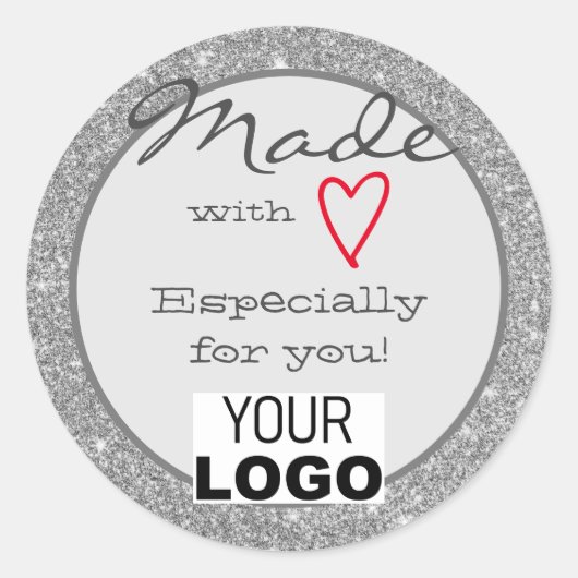 シルバーグレイグリッター、ラブロゴ赤いハート ラウンドシール (正面)