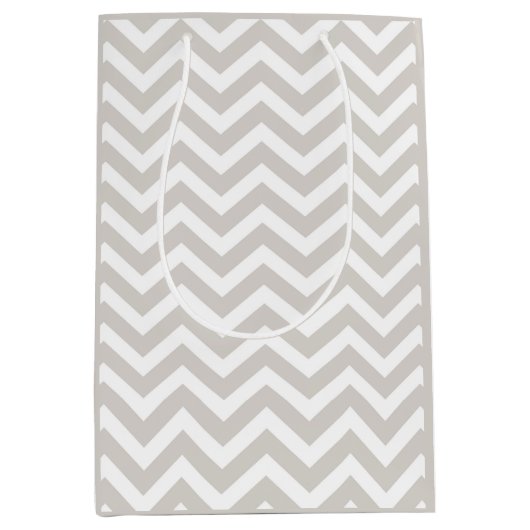 シルバーグレーと白の厚いシェブロン結婚の誕生日 ミディアムペーパーバッグ (正面)