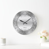 シルバーグレーの渦巻形のフローラ枠 ラージ壁時計 (ホーム)
