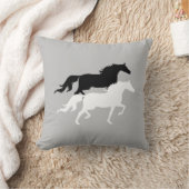 シルバーグレーの白黒の馬のシルエット クッション (ブランケット)