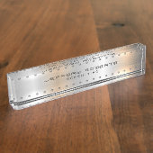 シルバーグレーの金属ブラシ仕上げアルミテクスチャ デスクネームプレート (側面)