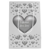 シルバーグレーカラーハートカスタム文字 ミディアムペーパーバッグ (裏面)