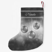 シルバーグレークリスマスボードビーと名前をカスタムする スモールクリスマスストッキング (裏面)