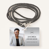 シルバーグレーフォトIDカードカスタムと文字 バッジ (正面ランヤード)